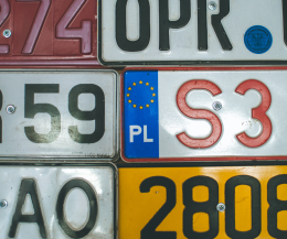 Sei italiano e possiedi una targa estera? Ecco le regole, i limiti e le sanzioni 
