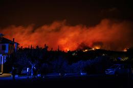 La Grecia avvolta dalle fiamme, maxi incendio vicino ad un hotel, circa 1500 persone evacuate dai villaggi