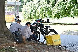 La nuova norma anti-caldo non ferma i rider: continua il lavoro anche sotto al sole