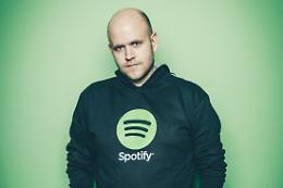 Il mondo della musica protesta contro la collaborazione Spotify-Helsing 