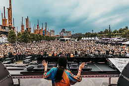 Tre giorni di musica non stop, cibo, aree Vip: In vacanza al Kappa FuturFestival