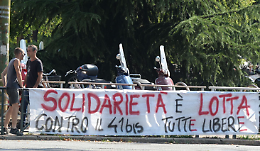Processano gli anarchici di Cospito, presidio di 30 militanti fuori dal tribunale