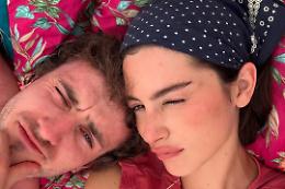 Gracie Abrams la nuova promessa stella del pop e del cantautorato brilla a Glastonbury, poi condivide il successo con il suo ragazzo Paul Mescal