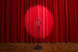 Stand-up Comedy gratuita a Torino: quattro serate estive all'aperto da Officine S