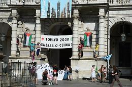 Torino, protesta di Extinction Rebellion davanti a Palazzo Civico: bandiere palestinesi e striscioni contro la guerra