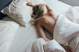 Dormire nudi contro il caldo estivo: mito sfatato o scelta di benessere personale?