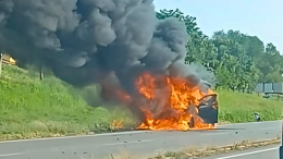 Prende fuoco un'automobile, caos sulla circonvallazione 