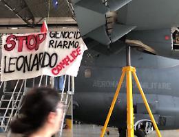 Blitz dei pro-Pal alla Leonardo di Caselle: "Stop genocidio e riarmo. Leonardo complice"