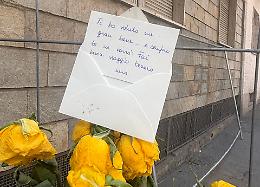 Jacopo, il biglietto e le rose gialle sotto all’edificio crollato “Ti ho voluto un gran bene”