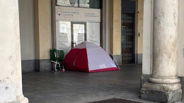 Torino, sotto i portici di piazza San Carlo ora spunta anche una tenda