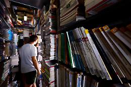 Libri di testo 2025: aumenti contenuti, AIE chiede detrazioni per le famiglie