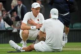 Jannik Sinner, in svantaggio di due set, passa il turno per il ritiro di Grigor Dimitrov: «Mi dispiace, non mi sento il vincitore»