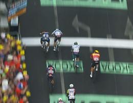 Tour rovinato dalle cadute,  Milan beffato in volata per centimetri