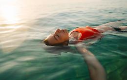 La terapia che calma l'anima galleggiando nel blu marittimo: cos'è la Blue Therapy