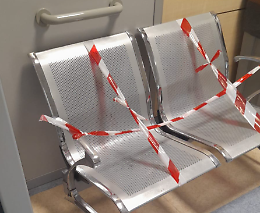 Follia al Mauriziano, lancia una panchina contro il vigilante e lo ferisce al braccio
