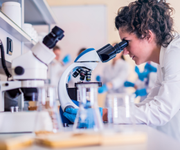 Tumore allo stomaco: scoperto in Italia un nuovo bersaglio per cure più efficaci