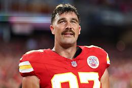 “Non posso più fare pipì nel bosco”: il sacrificio estremo di Travis Kelce per amore e decoro