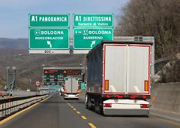 Lunghe code sull'A1 direzione sud, causate dal ribaltamento di un camion che trasportava sabbia, da chiarire ancora il motivo