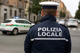 Torino, scontro tra due auto in zona Pozzo Strada: una si ribalta sul marciapiede