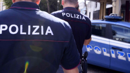 Lingotto, scippano una collanina e si cambiano i vestiti in un negozio: presi