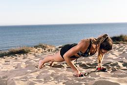 Sport da spiaggia: mini-allenamento per preparare il corpo a racchettoni e beach volley