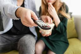 Dormire con la TV accesa: un'abitudine innocua o un rischio per la salute?