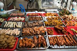 Dalla strada alle stelle Michelin: le 10 capitali globali imperdibili per lo street food