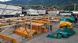 Val di Susa, il vento distrugge gli stand della festa del borgo