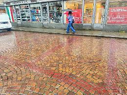 Meglio tenere gli occhi aperti: in piazza Castello la “trappola pedonale”