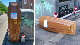 E in strada a Torino, nel cassonetto dei rifiuti, spunta pure una bara