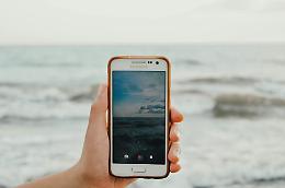 Occhio al tuo smartphone: quella lucina verde (o arancione) che ti avvisa che microfono e fotocamera sono accesi