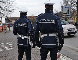 Settimo, si scontra con un'auto poi fugge: centauro identificato grazie alle telecamere