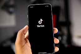 TikTok nel mirino dell’UE: nuova indagine sui dati degli utenti europei trasferiti in Cina