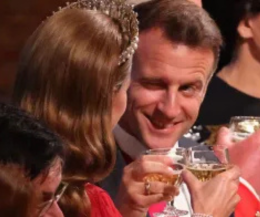 Macron senza freni con Kate Middleton: baciamano e occhiolino al brindisi, la principessa in imbarazzo