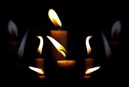 Candele “magiche” da 100 euro per farlo innamorare: impiegata raggirata e minacciata