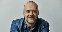Max Pezzali pronto a calcare il palco di Imola: ecco gli orari e la scaletta del concerto di questa sera