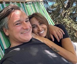 Caressa e Parodi dimenticano (di nuovo) l’anniversario: “26 anni di matrimonio… e non sentirli”