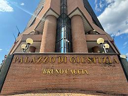 Accusato di molestie sulla figlia della compagna: dopo quattro anni viene assolto. All'uscita dall'aula, la donna gli si scaglia addosso