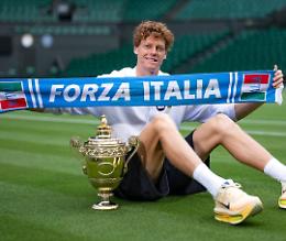Dopo il trionfo a Wimbledon, il mondo ai piedi di Jannik Sinner, dopo i Fab 4 c'è solo lui