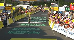 Tour de France,  Simon Yates torna in formato Giro e fa festa a Le Mont Dore