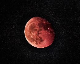 Perché la Luna diventa rossa d’estate (e cosa significa davvero)