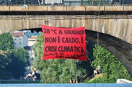 Gran Madre, attivisti climatici si calano dal ponte con un maxi-striscione