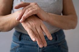 Come la politica ti fa invecchiare: ecco perché chi vive in contesti difficili sembra più "grande" della sua età