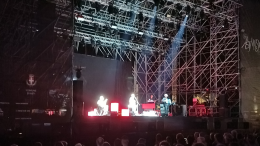 Roberto Vecchioni trattenuto dagli attivisti all'ingresso del concerto ad Astimusica