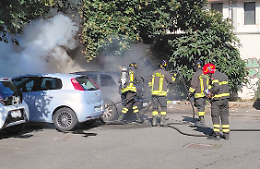 Prende fuoco un'auto nel parcheggio, paura di fronte al centro commerciale 