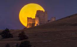 Valerio Minato torna a stupire: la luna piena illumina la Rocca di Ladyhawke