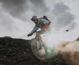 Addio ad Andreas Tonelli, biker estremo e influencer: muore in un incidente in Alto Adige