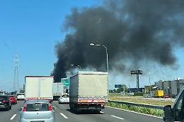 Incendio nella discarica a Collegno: fumo altissimo e vigili del fuoco sul posto
