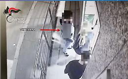 Ragazzo adescato su un sito di incontri, lo rapinano e lo lasciano in "mutande"