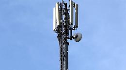 Mettono l'antenna Iliad vicino alle case di via Neirotti: il Comune decide, i cittadini pagano
